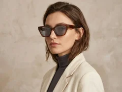 BS0420-0214_Brown_Butterfly_Acetate_Sunglasses_corner-tryon_female