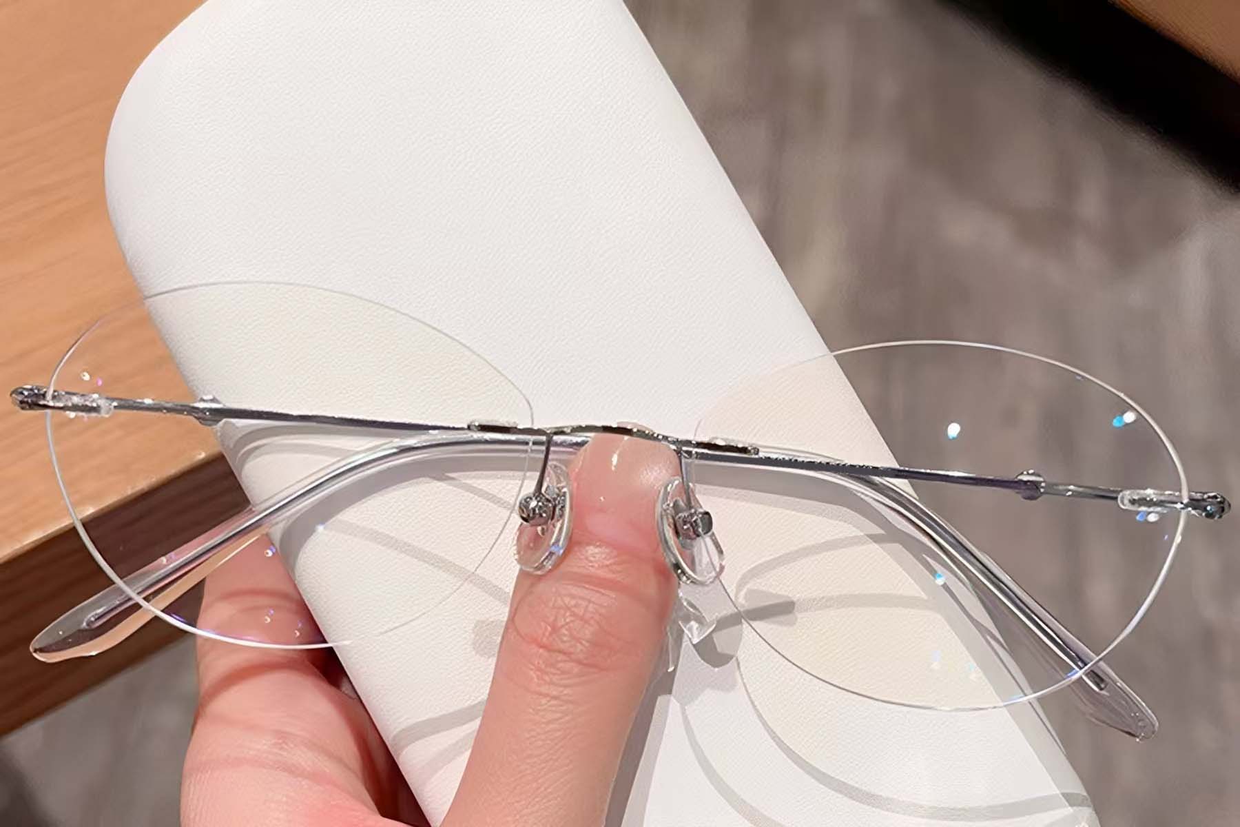 BS0423-0213_Silver_Invisible_Titanium_Glasses_front