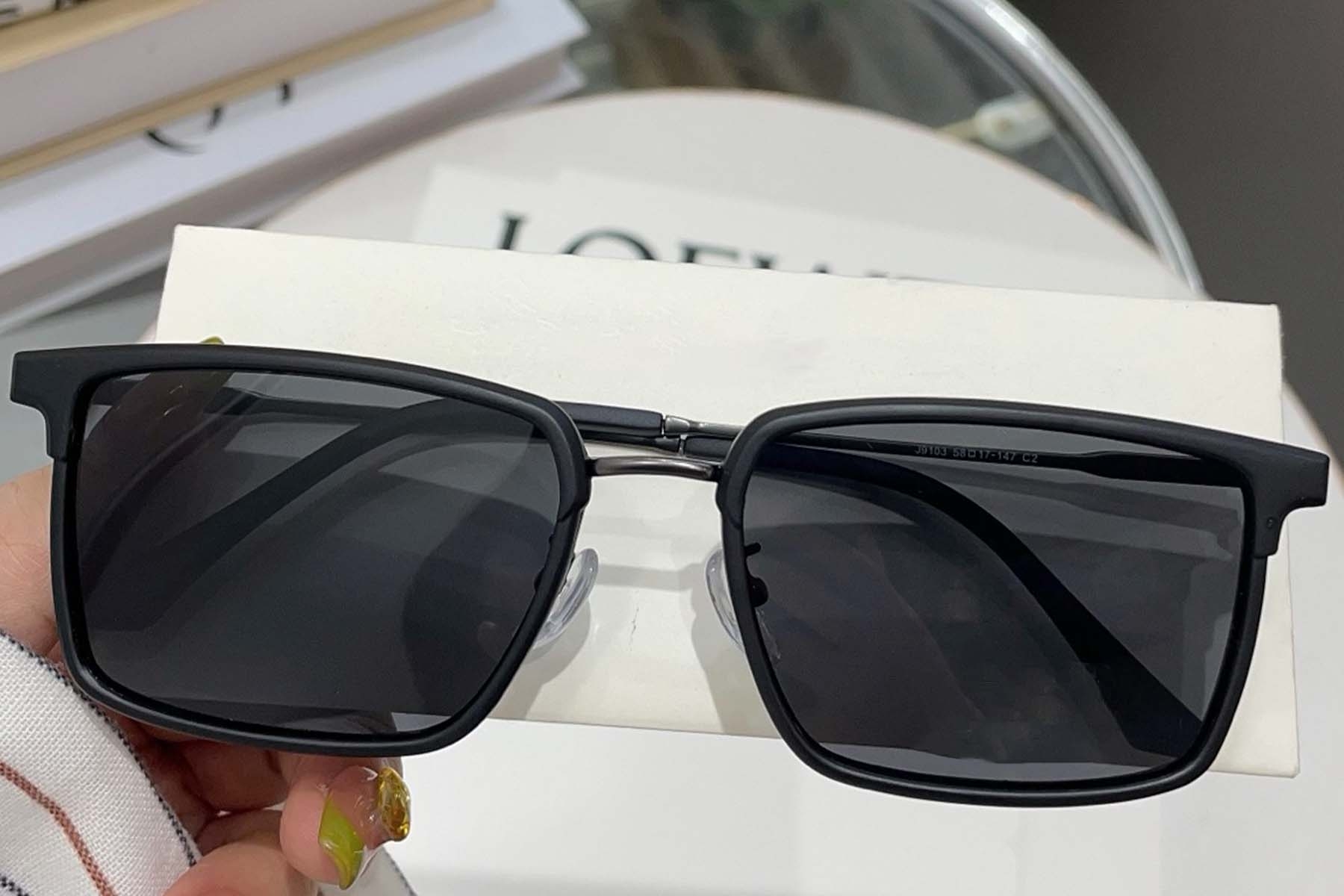 BS0824-0017_Black_Rectangular_Metal_Sunglasses_front