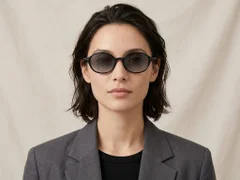 BS0824-0021_Black_Oval_TR90_Sunglasses-tryon_female