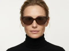 BS0824-0038_Brown_Oval_TR90_Sunglasses-tryon_female