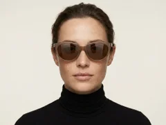 BS0824-0040_Brown_Oval_TR90_Sunglasses-tryon_female