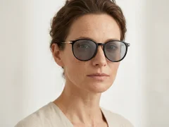 BS0824-0041_Black_Oval_TR90_Sunglasses-tryon_female