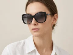 BS0824-0044_Black_Butterfly_TR90_Sunglasses-tryon_female