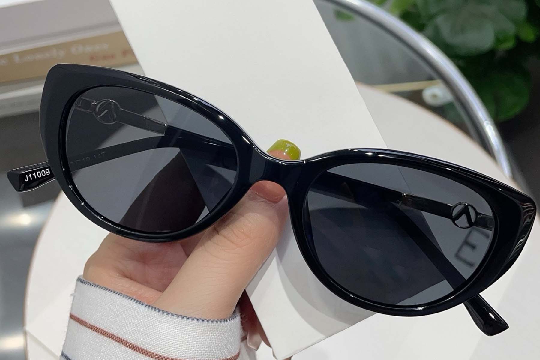 BS0824-0046_Black_Oval_TR90_Sunglasses_front