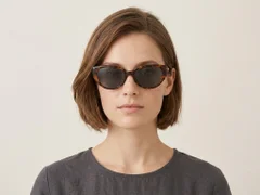 BS0824-0048_Tortoiseshell_Oval_TR90_Sunglasses-tryon_female