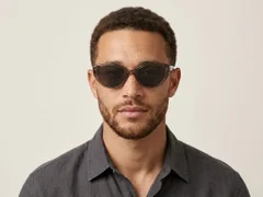 BS0824-0049_Brown_Oval_TR90_Sunglasses-tryon_male