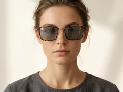 BS0824-0060_Tortoiseshell_Rectangular_TR90_Sunglasses-tryon_female