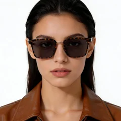 bs0824-0060_tortoiseshell_rectangular_tr90_sunglasses_model