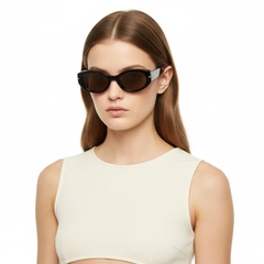 bs0824-0108_black_oval_tr90_sunglasses_model