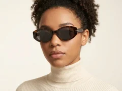 BS0824-0111_Tortoiseshell_Oval_TR90_sunglasses-tryon_female