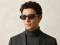 BS0824-0111_Tortoiseshell_Oval_TR90_sunglasses-tryon_male
