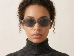BS0824-0123_Grey_Oval_TR90_sunglasses-tryon_female