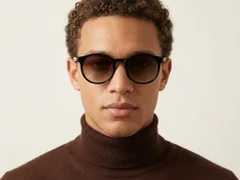 BS0824-0125_Black_Oval_TR90_sunglasses-tryon_male
