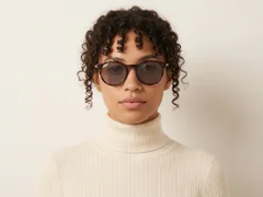 BS0824-0127_Tortoiseshell_Oval_TR90_sunglasses-tryon_female