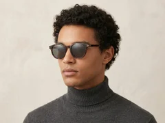 BS0824-0127_Tortoiseshell_Oval_TR90_sunglasses-tryon_male