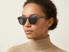 BS0824-0128_Green_Oval_TR90_sunglasses-tryon_female