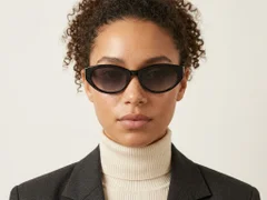 BS0824-0144_Black_Oval_TR90_sunglasses-tryon_female