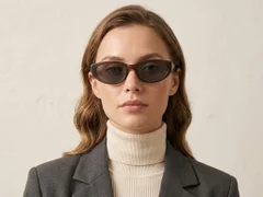 BS0824-0145_Brown_Oval_TR90_sunglasses-tryon_female