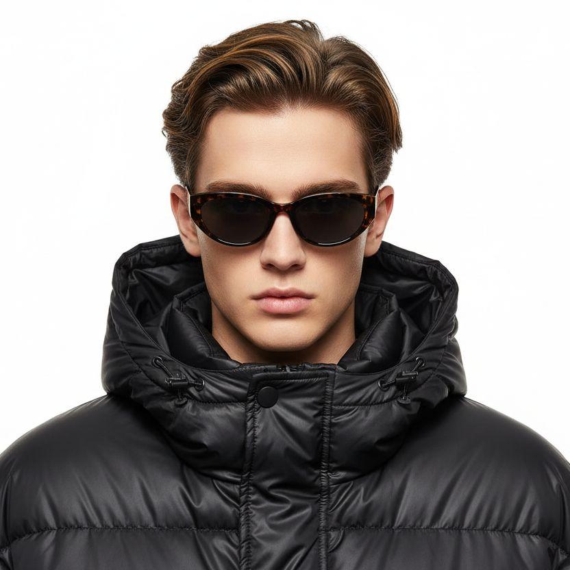 bs0824-0148_tortoiseshell_oval_tr90_sunglasses_model