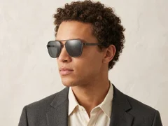 BS0824-0168_Grey_Aviator_Metal_sunglasses_corner-tryon_male