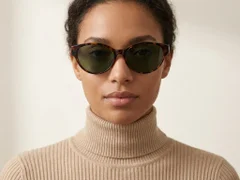 BS0824-0186_Tortoiseshell_Butterfly_TR90_sunglasses-tryon_female