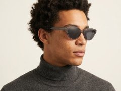 BS0824-0187_Grey_Butterfly_TR90_sunglasses-tryon_male