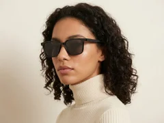 BS0824-0199_Black_Rectangular_TR90_sunglasses-tryon_female