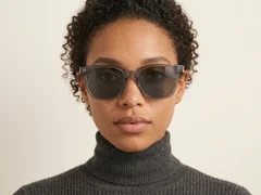 BS0824-0212_Grey_Rectangular_TR90_sunglasses-tryon_female