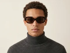 BS0824-0225_Tortoiseshell_Oval_TR90_sunglasses-tryon_male