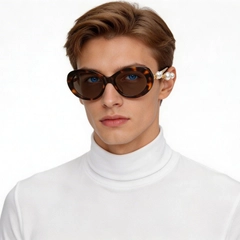 bs0824-0225_tortoiseshell_oval_tr90_sunglasses_model