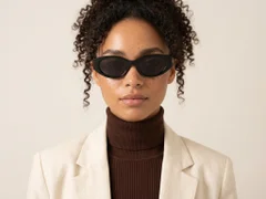 BS0824-0226_Black_Oval_TR90_sunglasses-tryon_female