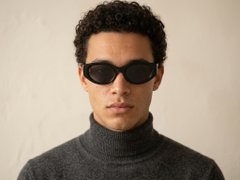 BS0824-0226_Black_Oval_TR90_sunglasses-tryon_male