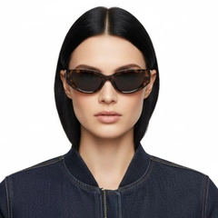 bs0824-0228_tortoiseshell_oval_tr90_sunglasses_model