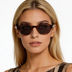bs0824-0233_tortoiseshell_oval_tr90_sunglasses_model