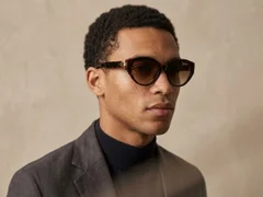 BS0824-0334_Tortoiseshell_Butterfly_TR90_sunglasses-tryon_male