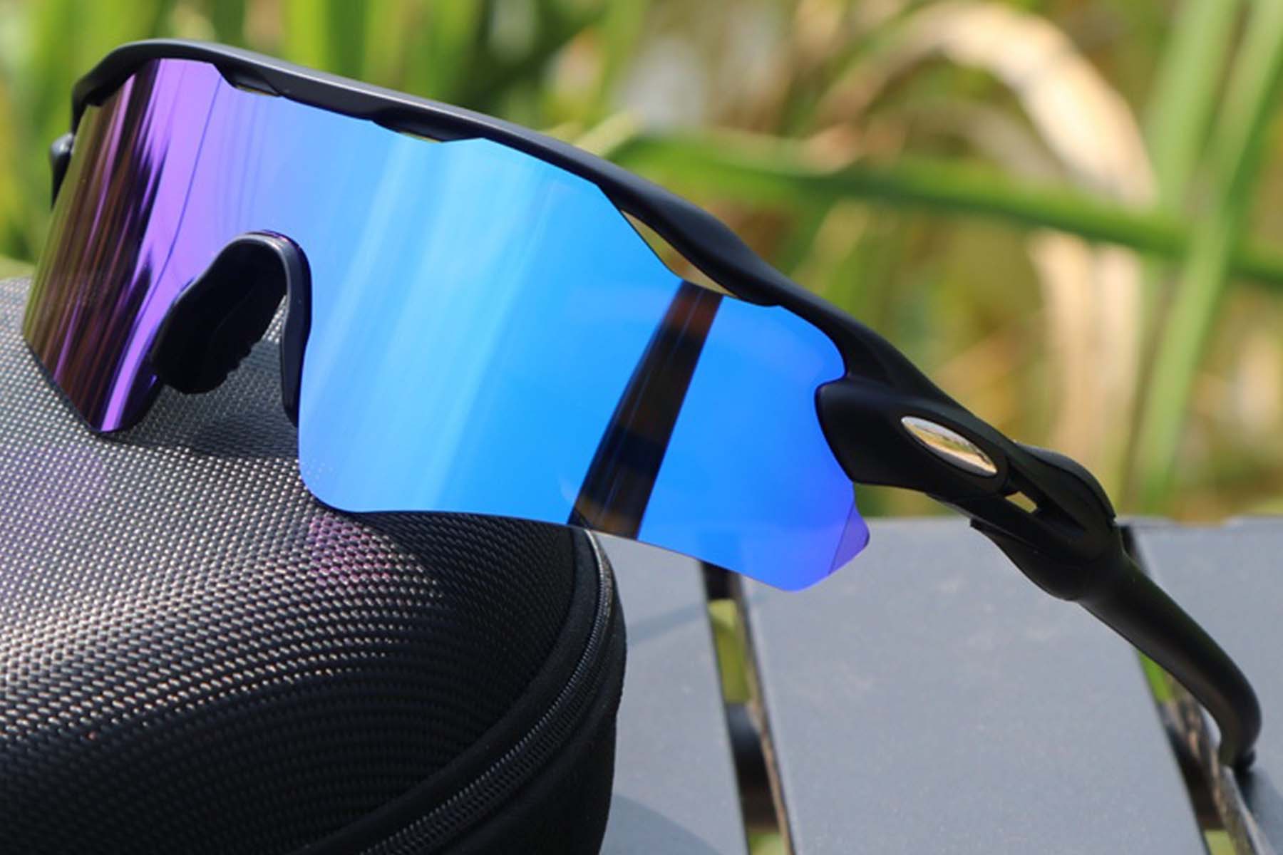 BS1725-0002_Black_Rectangular_TR90_sunglasses_corner