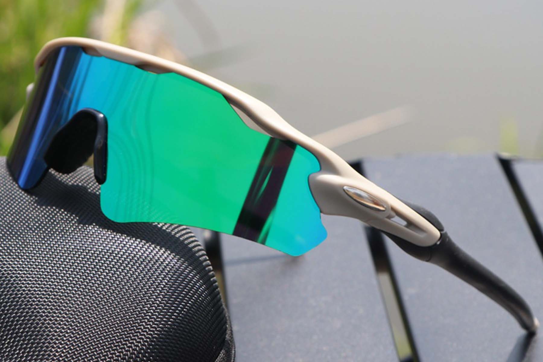 BS1725-0023_Grey_Rectangular_TR90_sunglasses_corner