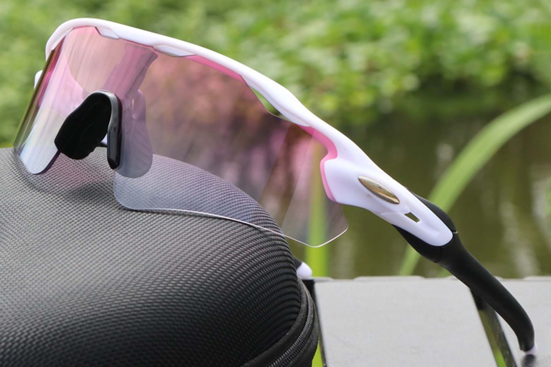 BS1725-0050_White_Rectangular_TR90_sunglasses_corner