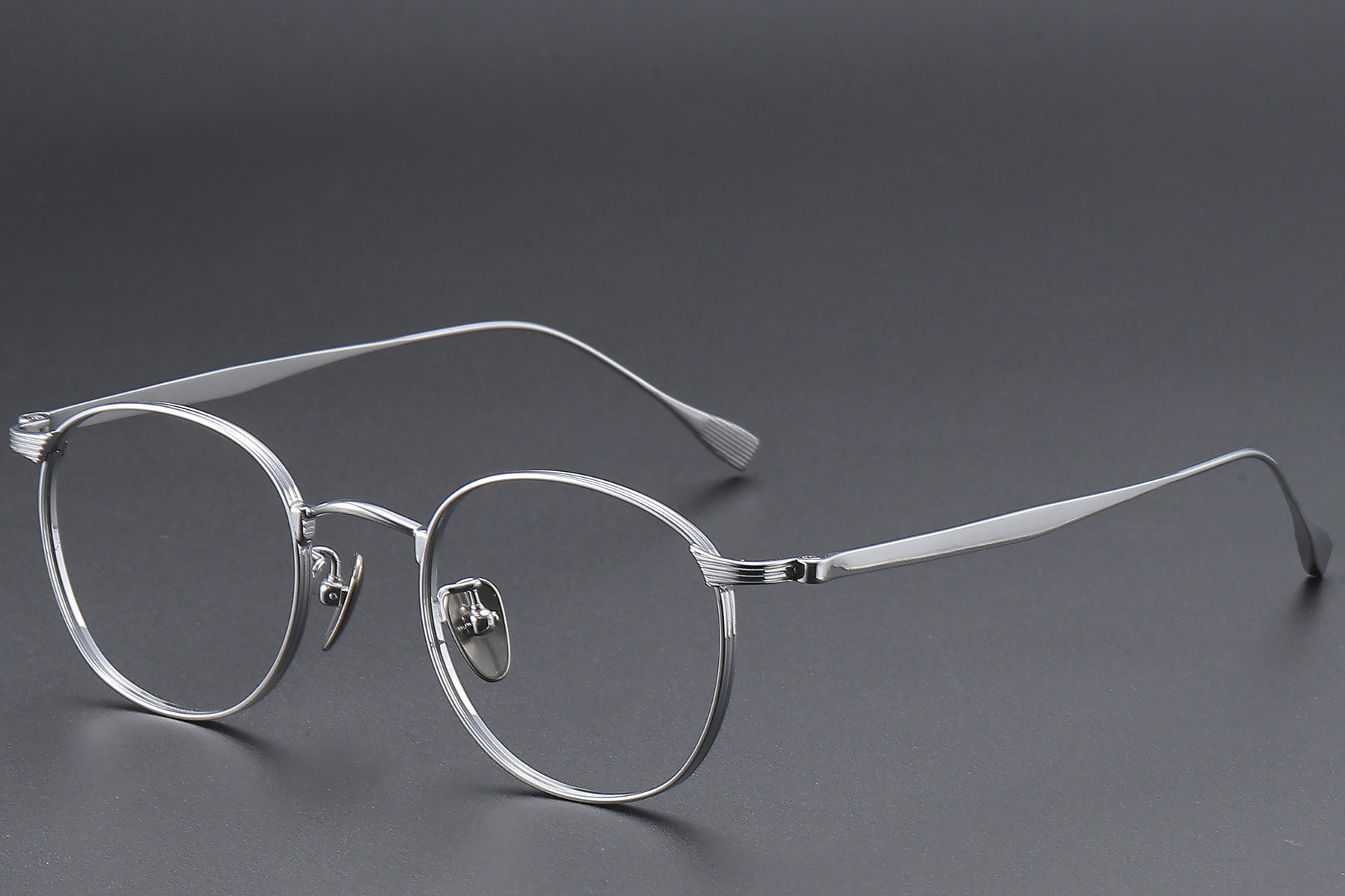 BS1913-0352_Silver_Oval_Titanium_Glasses_corner