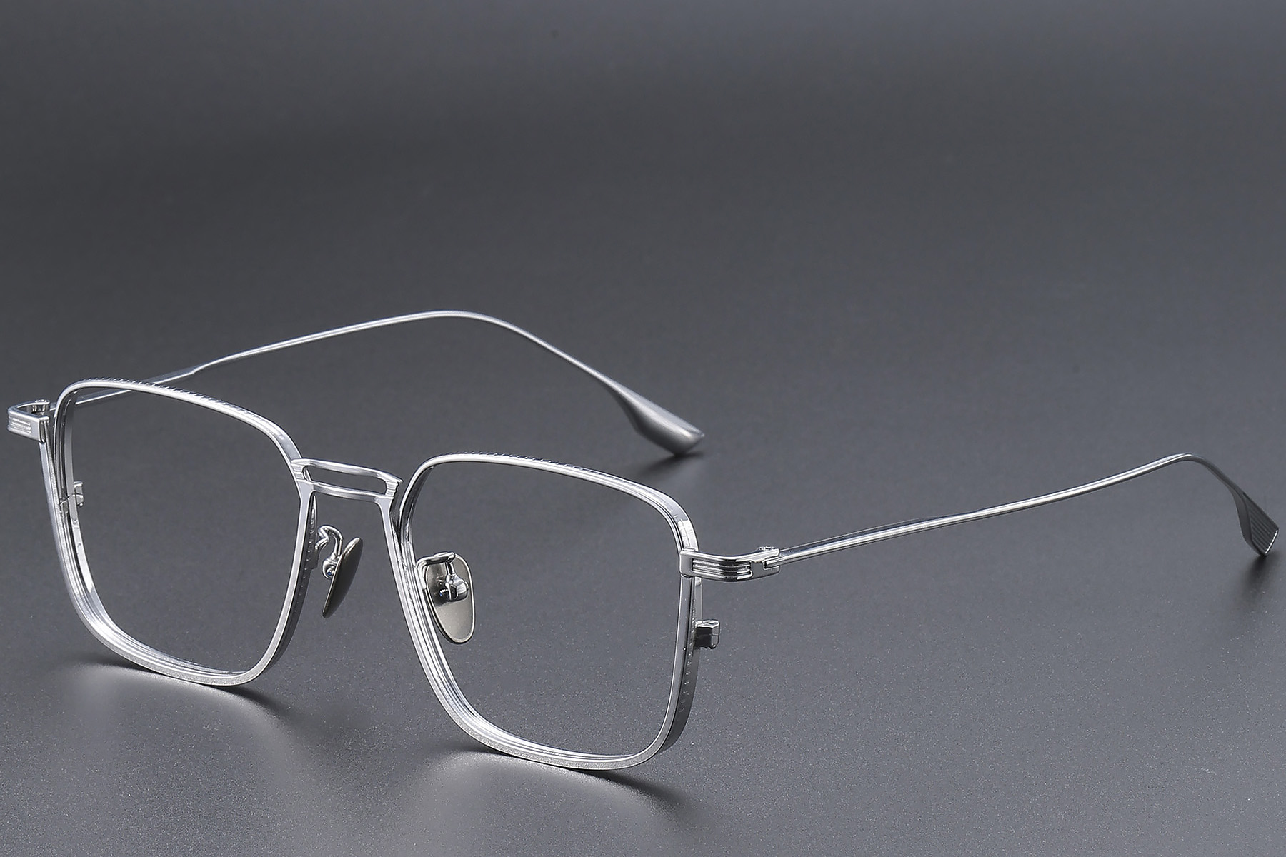 BS1913-0465_Silver_Rectangular_Titanium_Glasses_corner