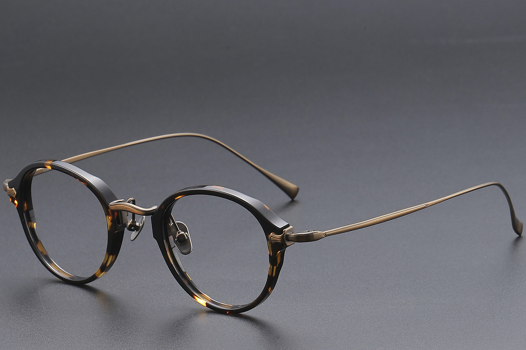 BS1913-0489_Tortoiseshell_Oval_Titanium_Glasses_corner