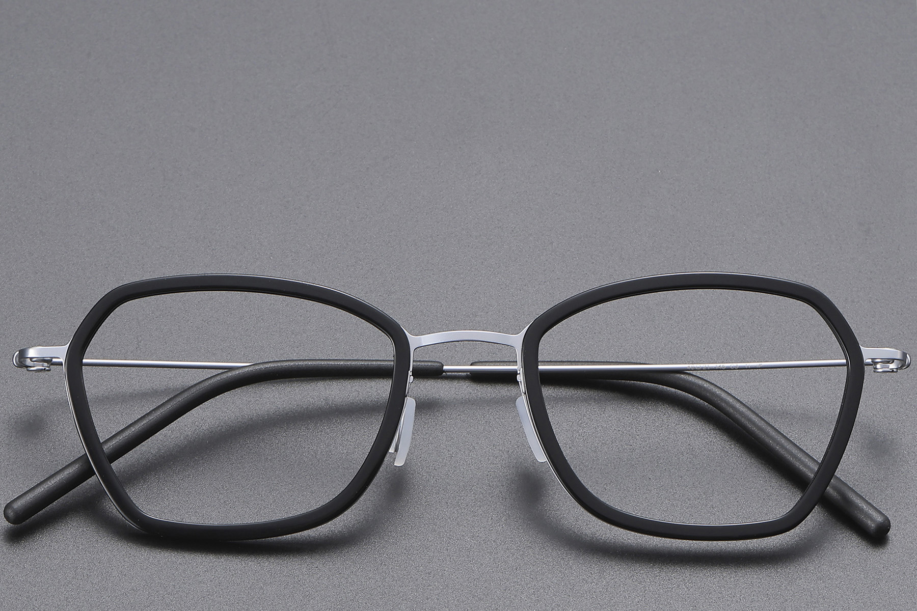 BS1913-0507_Black_Butterfly_Titanium_Glasses_front