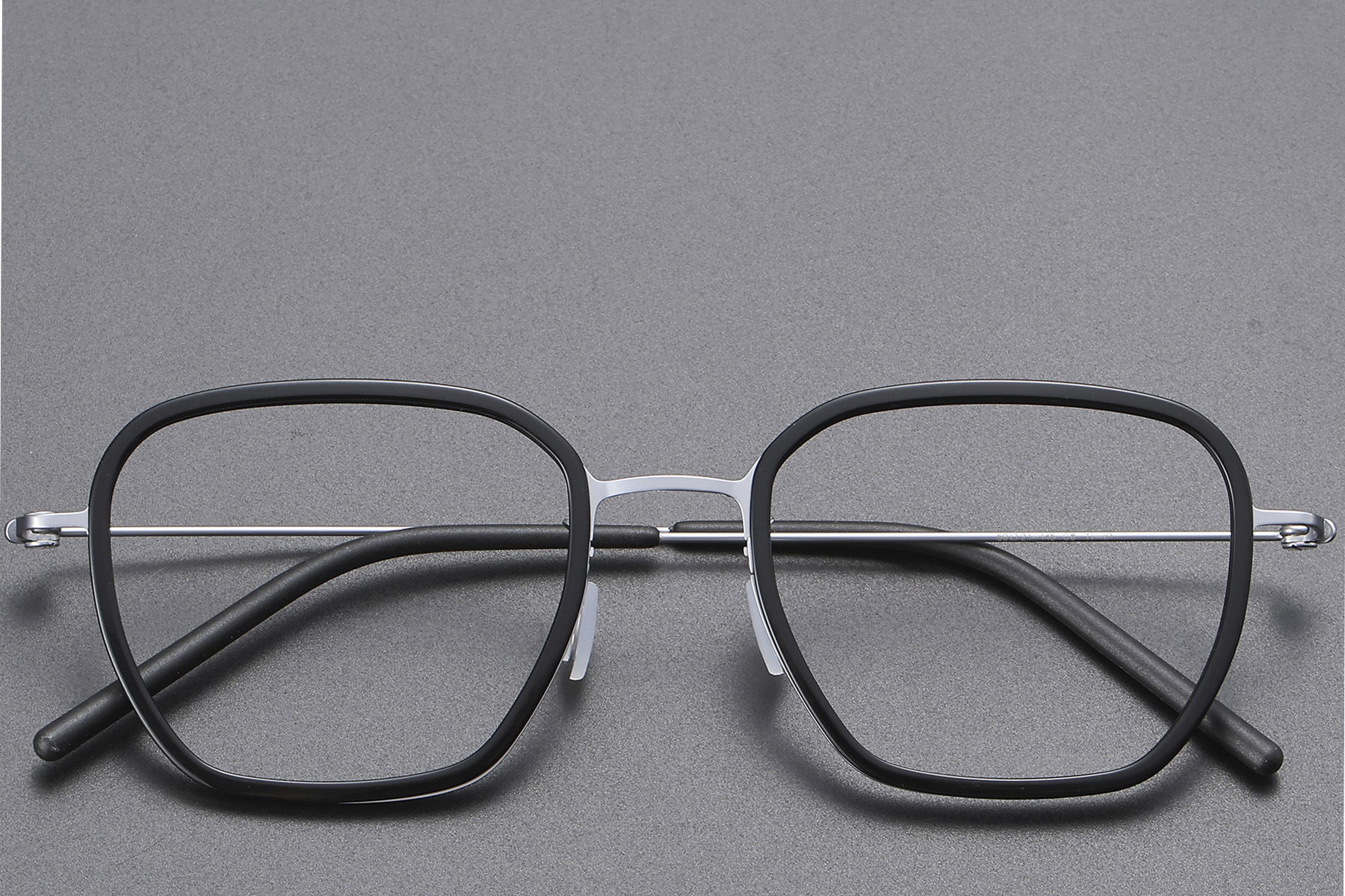 BS1913-0511_Black_Rectangular_Titanium_Glasses_front