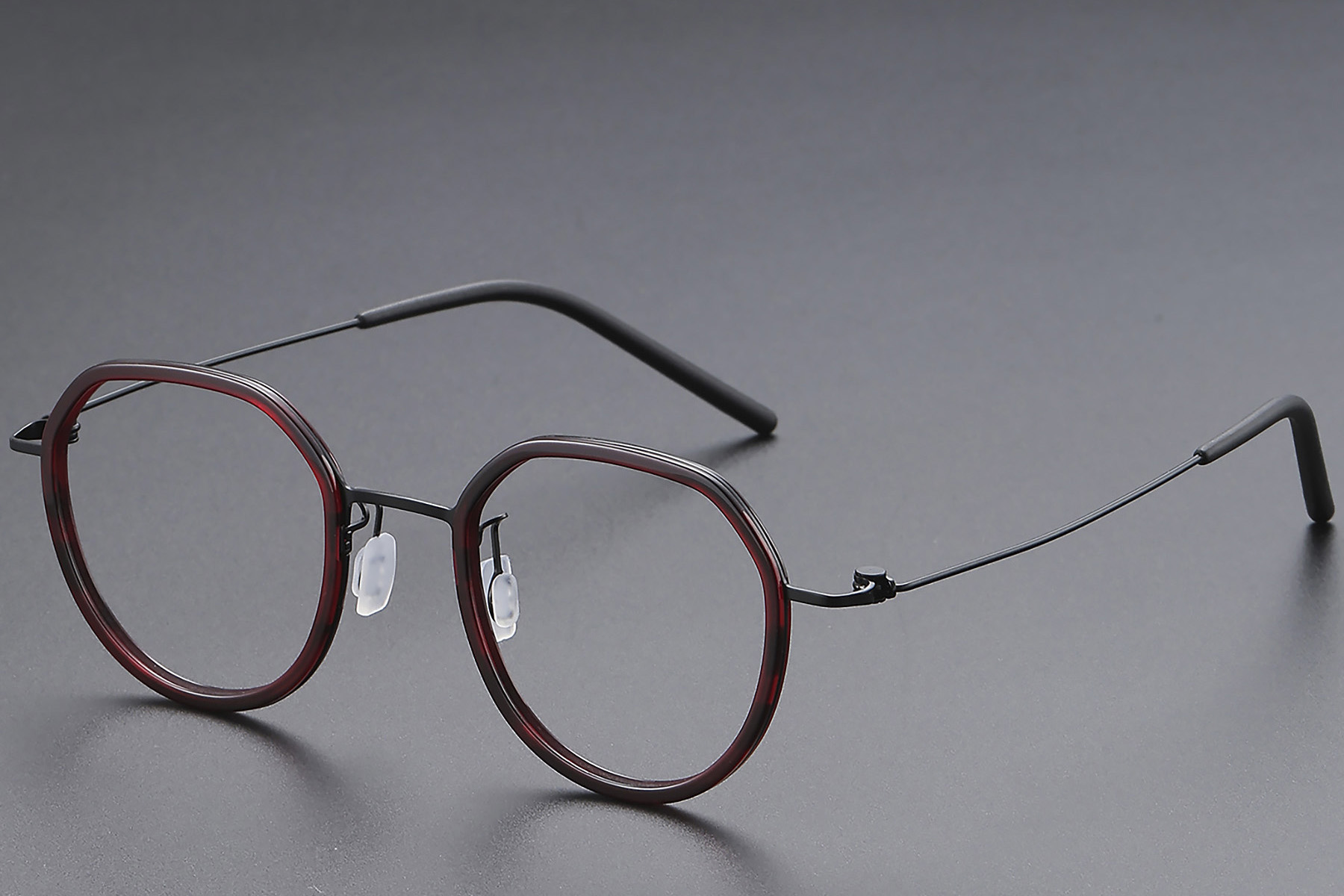BS1913-0521_Red_Geometric_Titanium_Glasses_corner