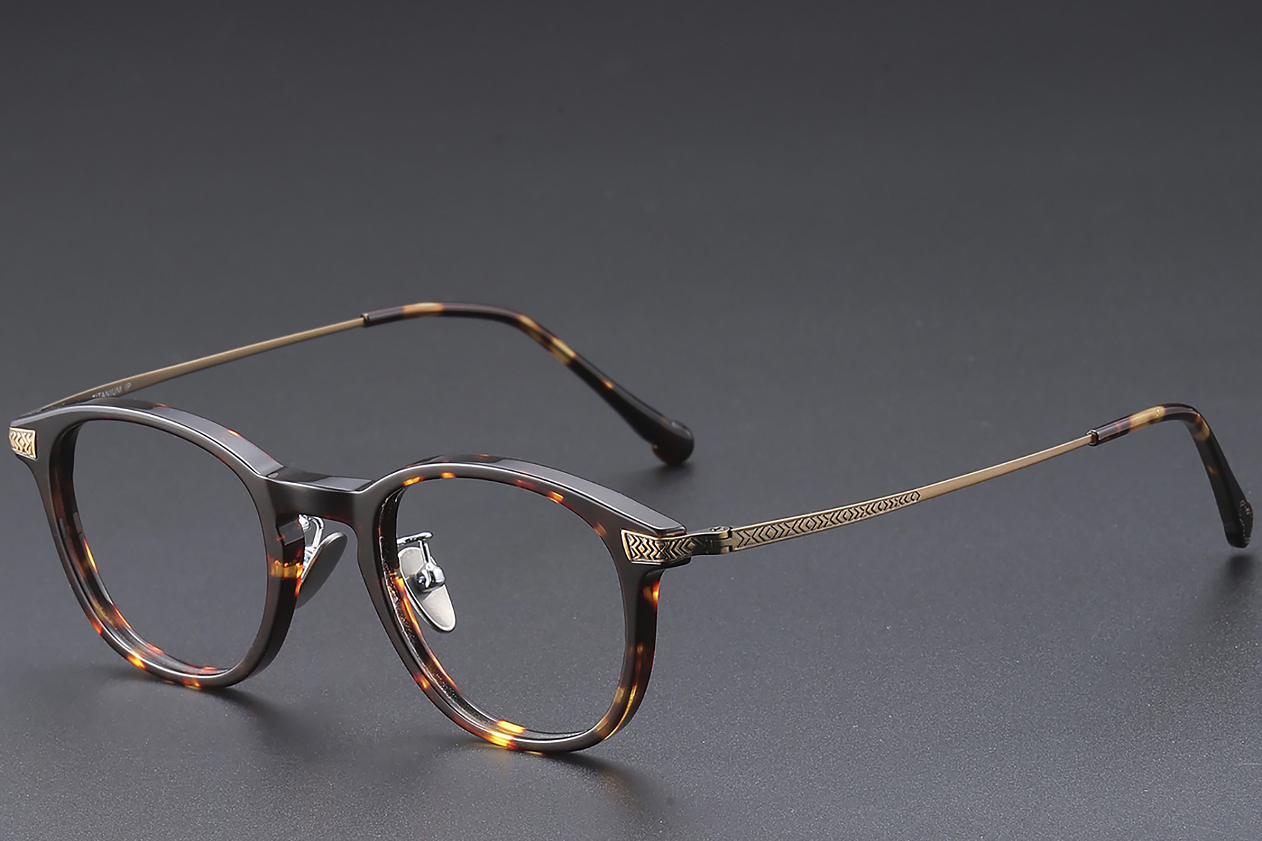 BS1913-0527_Tortoiseshell_Oval_Titanium_Glasses_corner