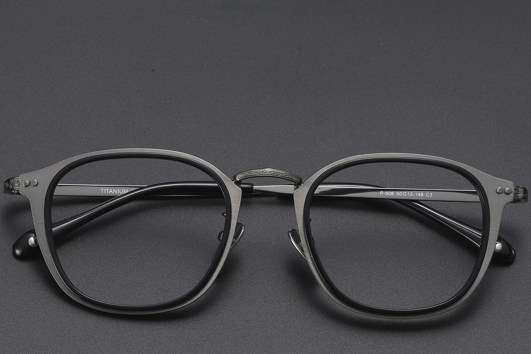 BS1913-0536_Black_Oval_Titanium_Glasses_front