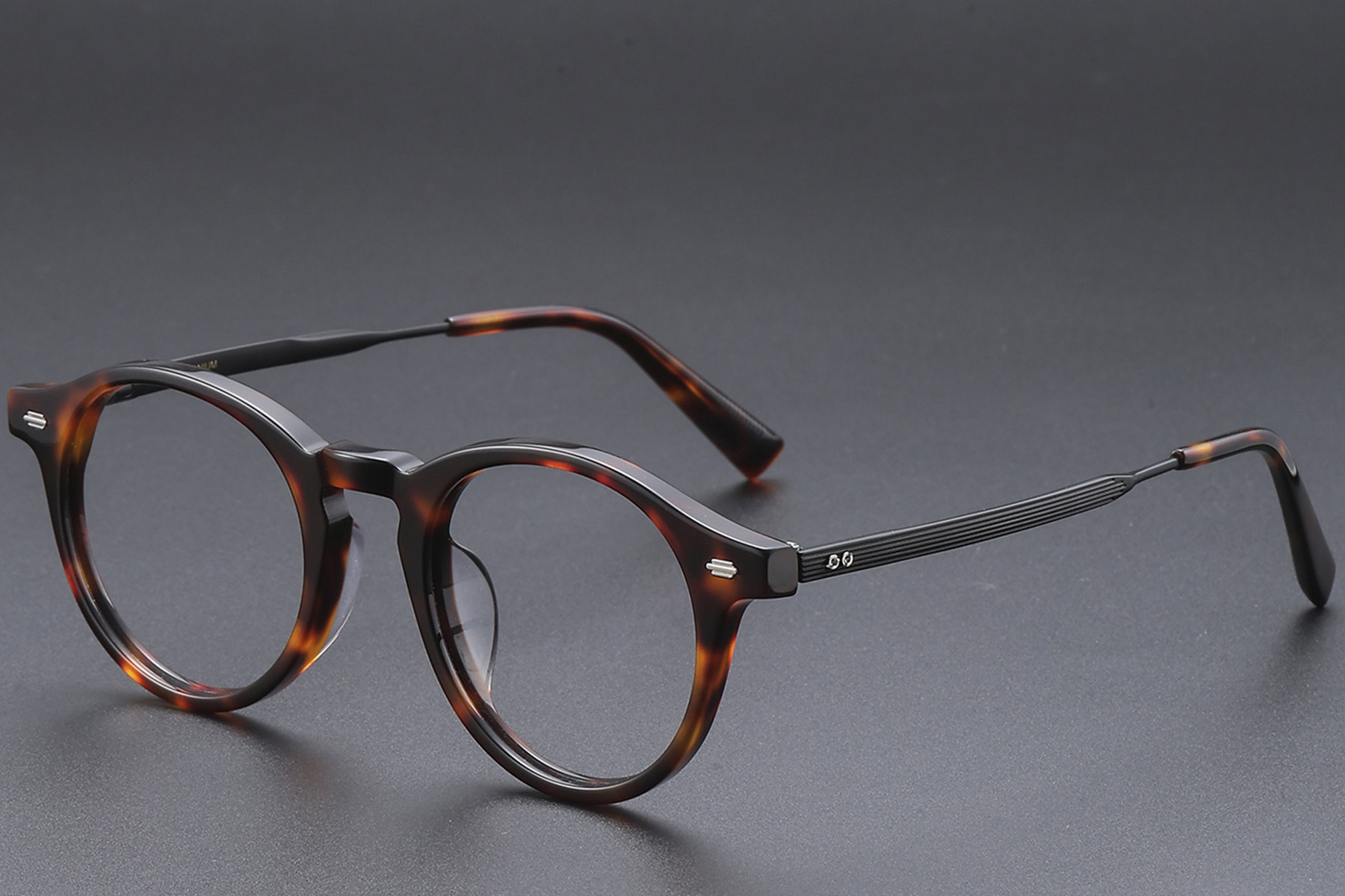 BS1913-0555_Tortoiseshell_Oval_Titanium_Glasses_corner