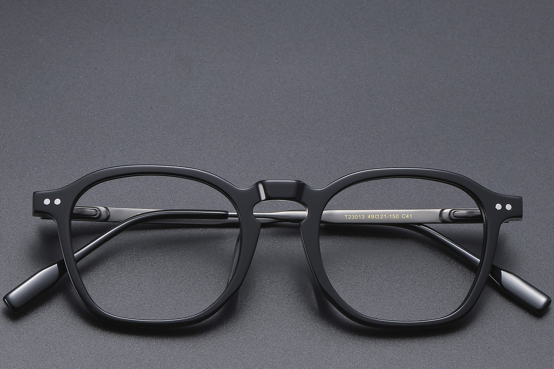 BS1913-0568_Black_Rectangular_Titanium_Glasses_front