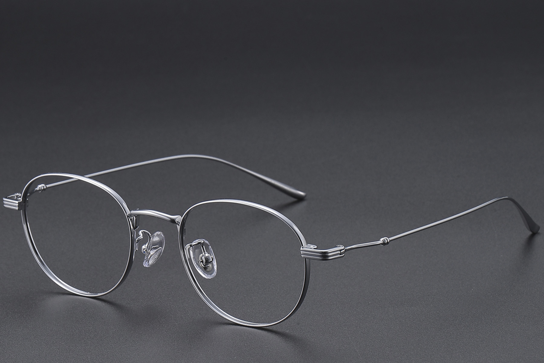 BS1913-0575_Silver_Oval_Titanium_Glasses_corner